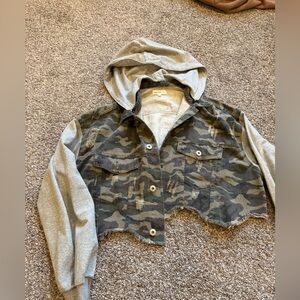 Camouflage cropped sweatshirt jacket